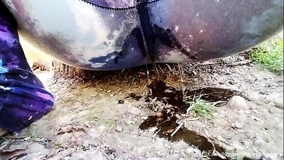 Pisi en la strato! Venu rigardi LilKiwwiMonster malsekigi sian kalsonon kaj pisi en la malpuraĵo!