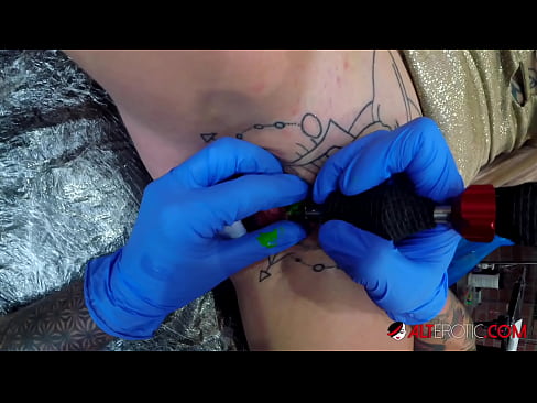 ❤️ Ekstreme tatuita varmulo Sully Savage ricevis tatuon sur sia klitoro ❤ Nur porno ĉe ni ❌️